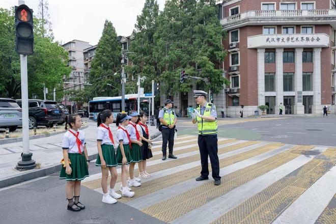 安全走好上学路！开学前江岸交警再叮嘱