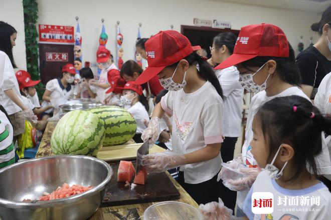 烈日炎炎送清凉 四川泸州龙马潭“和美少年”自制冰沙致敬“城市美容师”