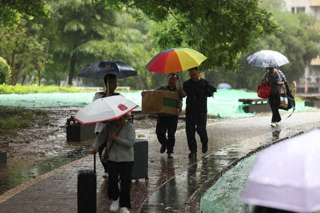 对新生及家长开放宿舍、调整报到计划，北京航空航天大学雨中迎新