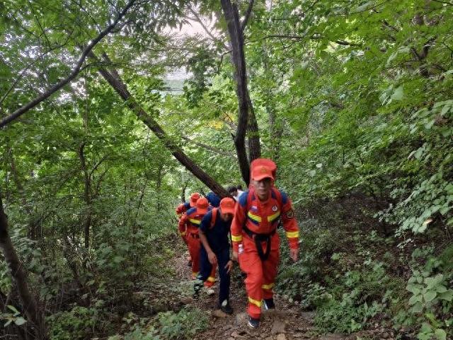 女子登山时突发身体不适 北京海淀消防徒步翻山成功营救